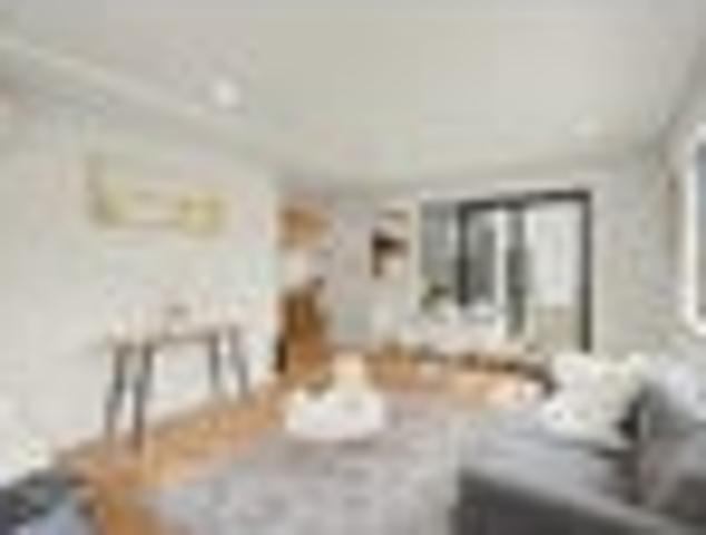 Modern Living at 32 Grande Vue Road, Hillpark