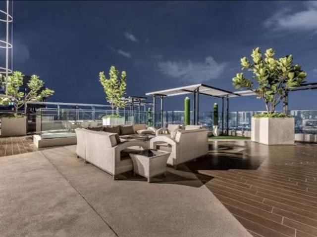 Modern living in the heart of the city This stylish unit at Reizz