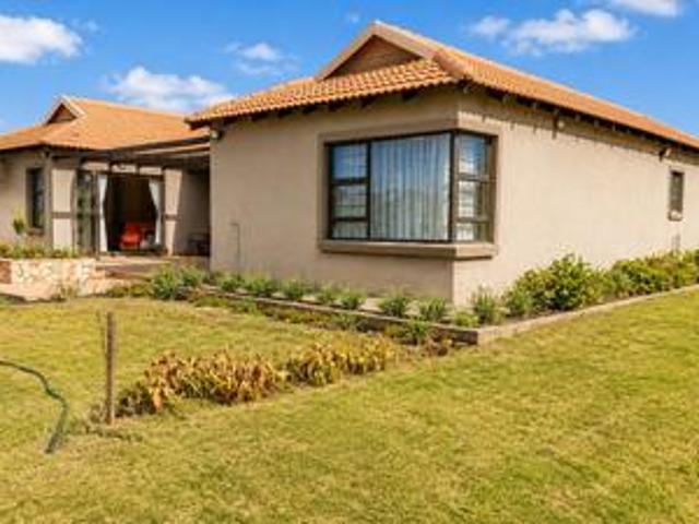 modern lifestyle home on 1,6ha stand.