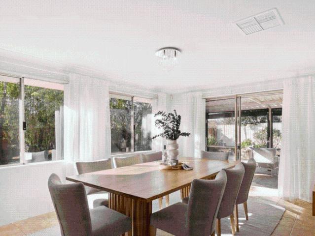 Modern, luxurious and newish house in a fabulous location! Extremely accessible, close to amenities, shops, etc!
