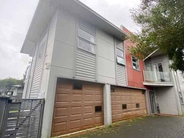 Modern Lynmore Living Minutes to the Redwoods