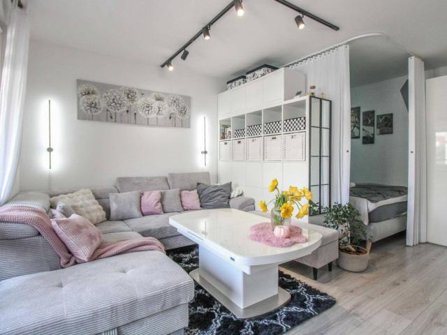 Modern & möbliert: Kompakte Wohnung inkl. Loggia !
