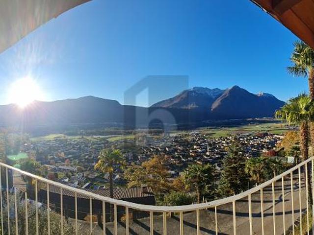 MODERN MIT GARTEN UND FABELHAFTER AUSSICHT