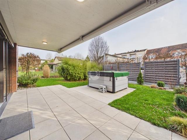 MIT GARTEN, WHIRLPOOL UND TIEFGARAGENPARKPLATZ
