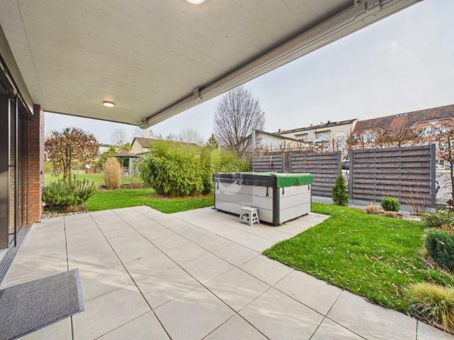 MODERN MIT GARTEN UND WHIRLPOOL