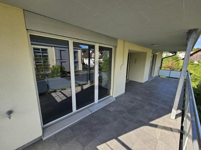 MODERN MIT SONNIGEM BALKON