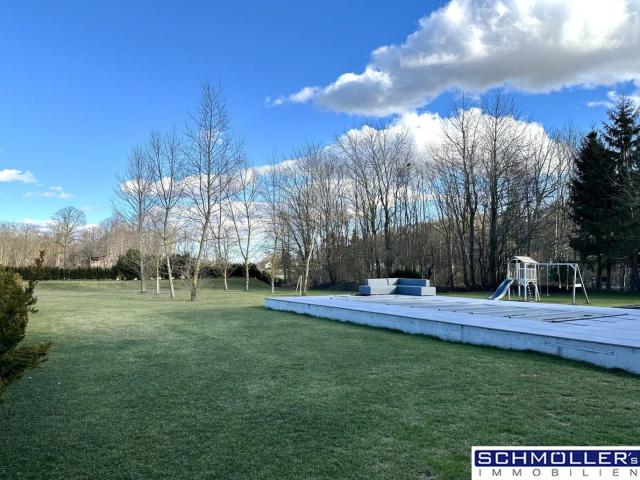 Modern minimalistisches Büro/Galerie Gebäude im Grünen mit Parkplätzen