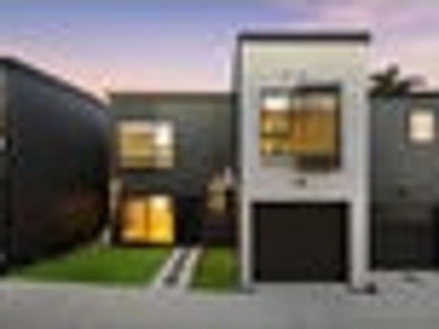 Modern New Home in Sunnyhills