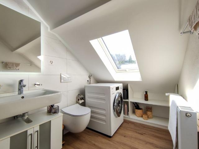 Modern sanierte 2 Zimmer Dachwohnung