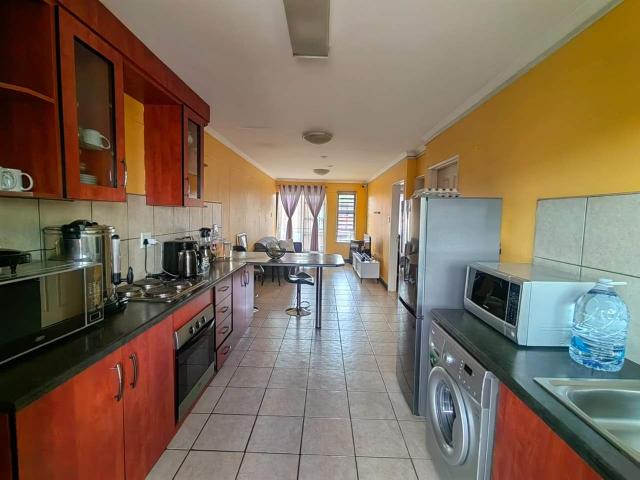 Modern & Secure First Floor Apartment in Ehrlich Park