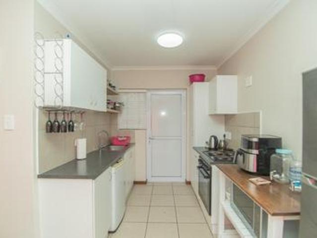 modern, secure townhouse – ideal inv.