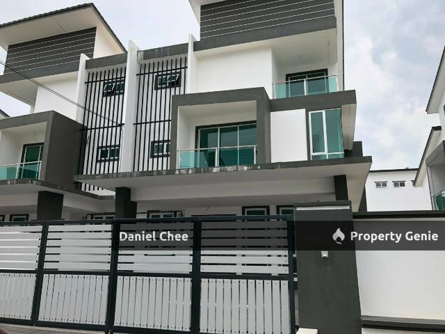 Modern Semi d Selling Below Market Value with Fully Furnished