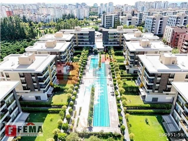 Modern Sitede 4+1 Satılık Lüks Daire Available for Citizenship