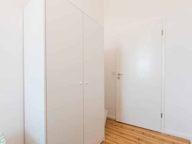 Modern single bedroom in a 5 bedroom apartment near Prenzlauer Allee/Ostseestr. Berlin tram stop