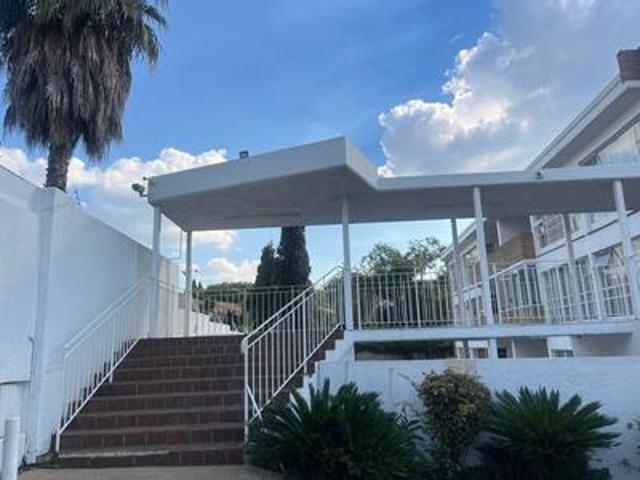 modern & spacious 3 bed, 2 bath apar.