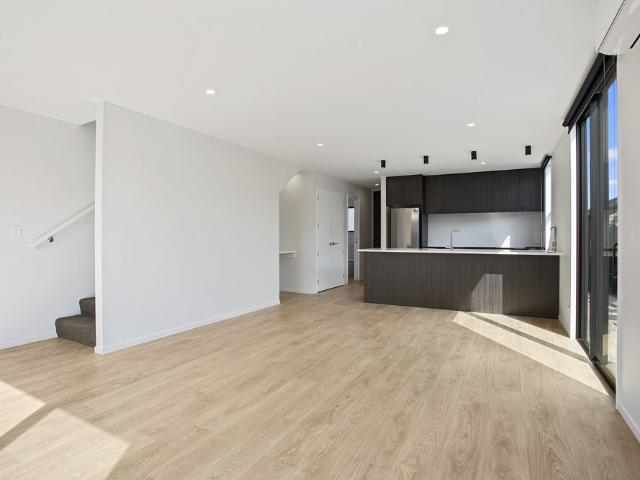 Modern, Spacious 3 bedroom Townhouse in Addington
