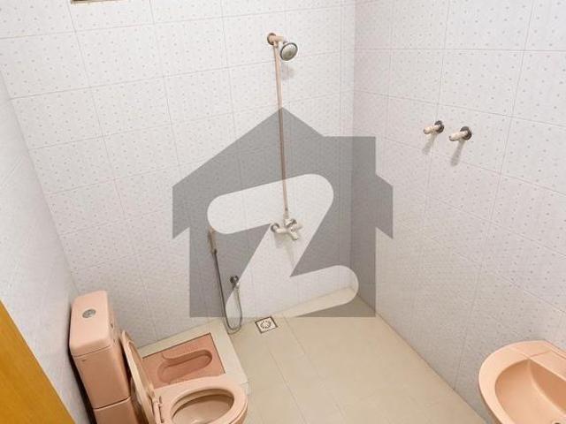 Modern & Spacious 8 Marla Used House for Sale 4 Bed, 5 Bath in Prime Location Peshawar