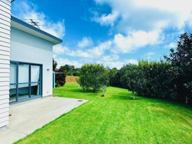 Modern Spacious Family Home in Beachlands