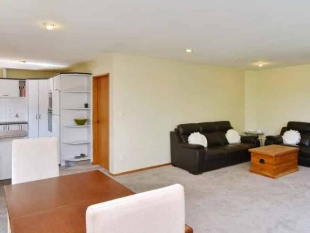 Modern Spacious Family Home in Burnside Zone