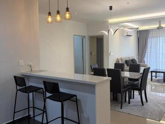 MODERN SPACIOUS SMART DOOR Condo with 3 PARKING Admiral Residence