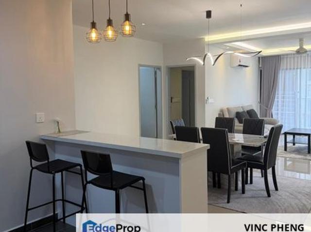 MODERN SPACIOUS SMART DOOR Condo with 3 PARKING @ Admiral Residence
