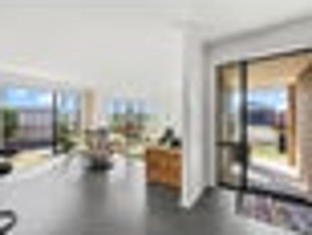 Modern, Spacious & Walk to Village