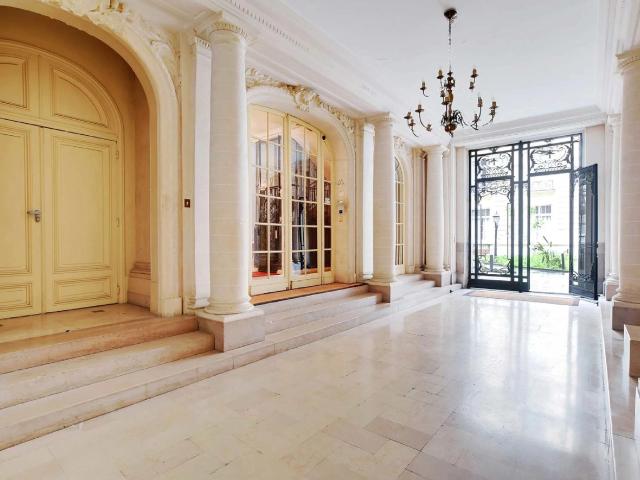 Modern studio in a beautiful Haussmannian building with view on the Eiffel Tower