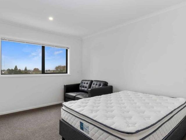 Modern Studio Unit in Handy Location