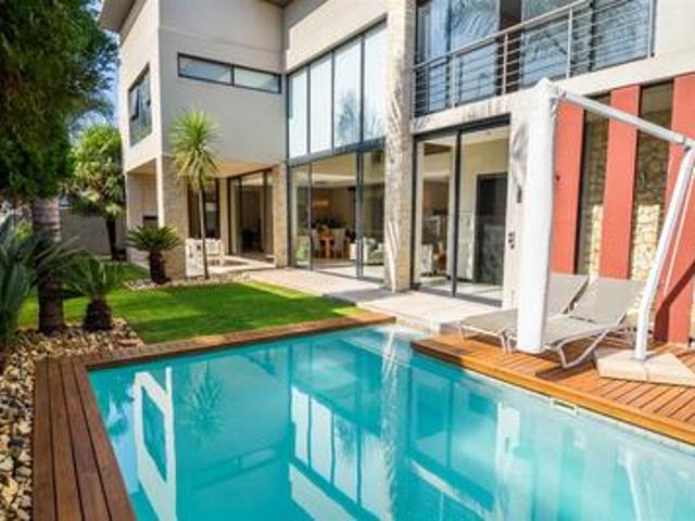 modern, sun‑drenched cluster style i.