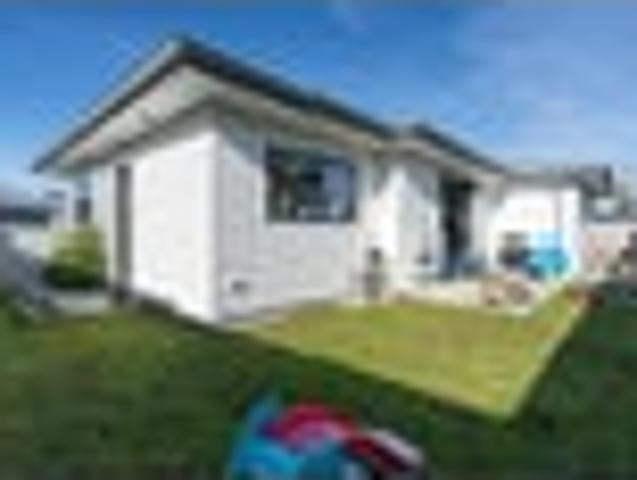 Modern, sunny, and superbly located