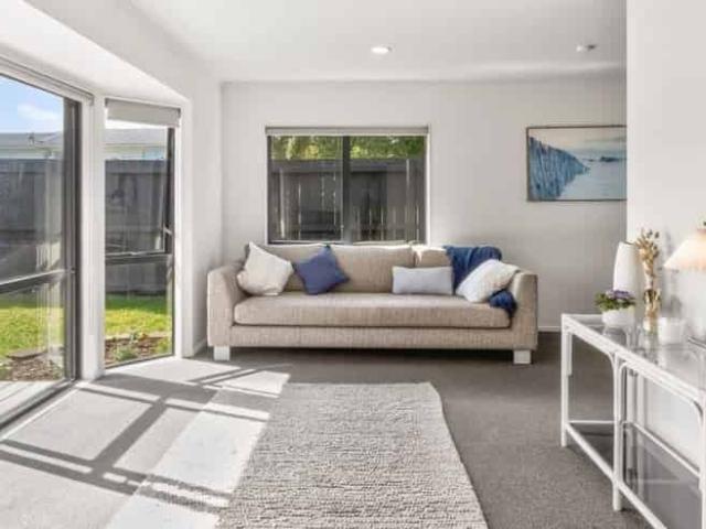 Modern & Sunny Living in the Heart of Howick