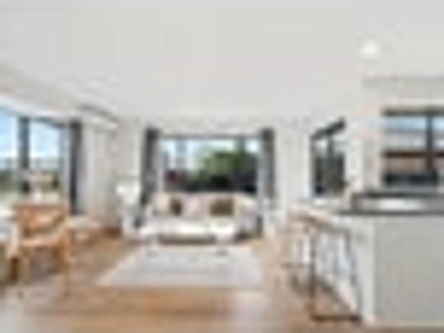 Modern, Sunny & Spacious!