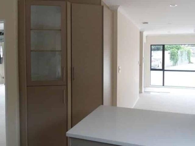 MODERN, SUNNY & SPACIOUS 5 BEDROOMS HOUSE, GARAGE
