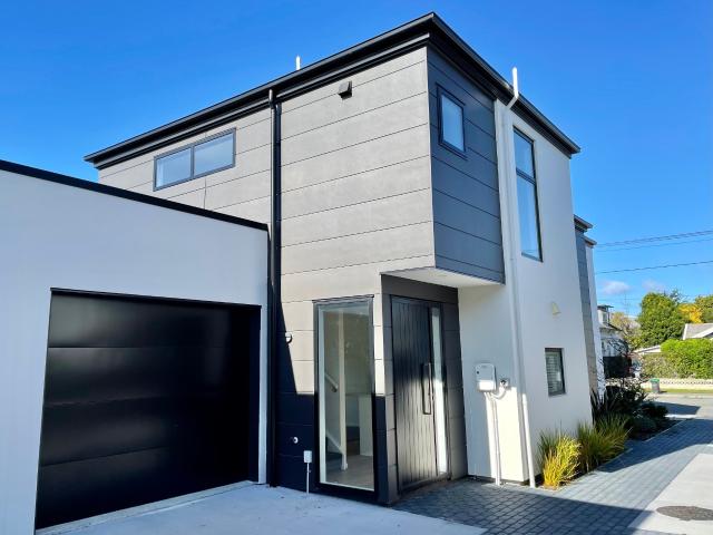 Modern, Sunny Townhouse with Garage