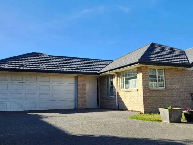 Modern, Sunny Three Bedroom Townhouse