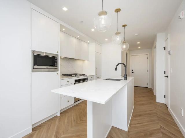 MODERN | PRIME LOCATION | 2 BED + 2 BATH | UNDERGROUND PARKING |