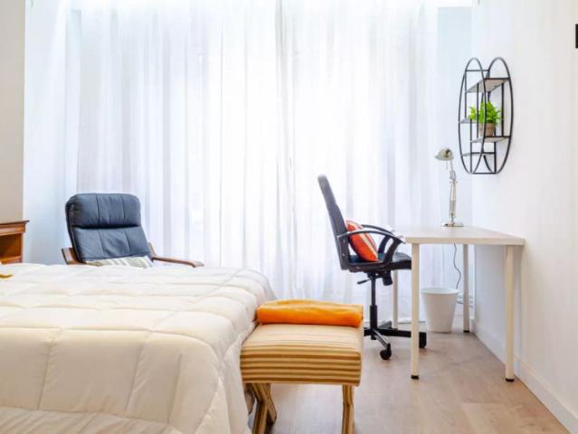 Modern room for rent in 5 bedroom apartment in Ciutat Vella
