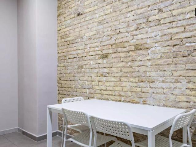Modern room for rent in 5 bedroom apartment in L'Eixample