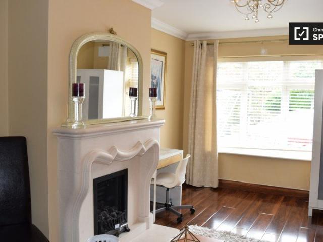 Modern room for rent in 5 bedroom house, Woodstown Village