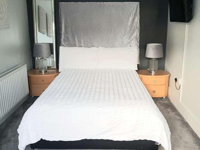 Modern room for rent in 5 bedroom house, Woodstown Village