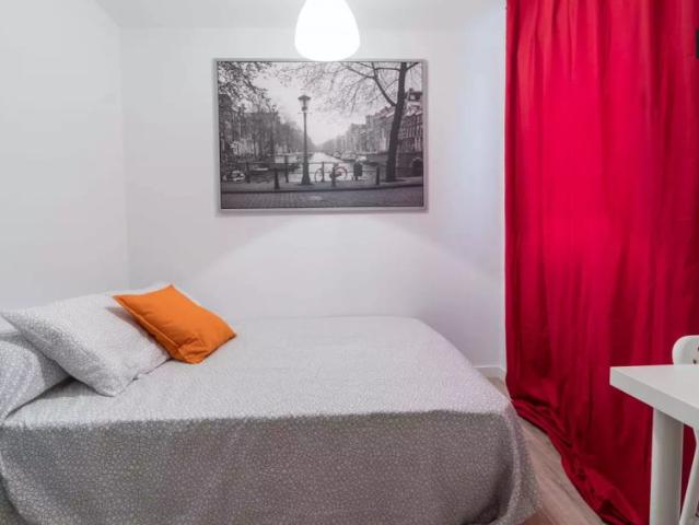 Modern room in 4 bedroom apartment in Benimaclet