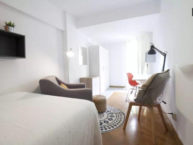 Modern room in 4 bedroom apartment in Poblenou