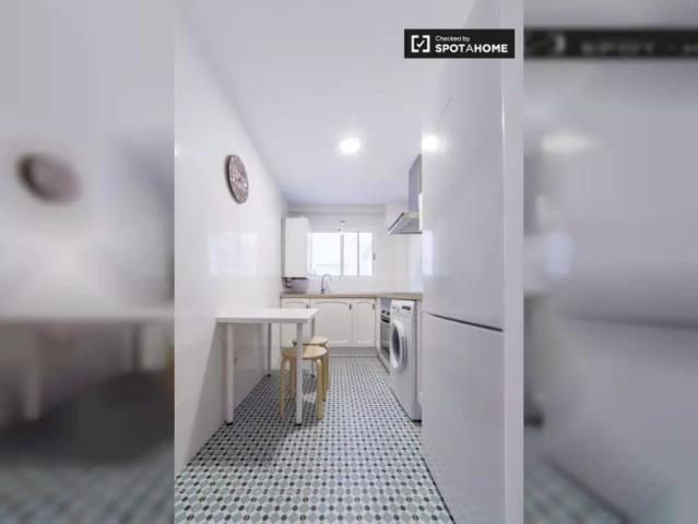 Modern room in 5 bedroom apartment in L'Eixample