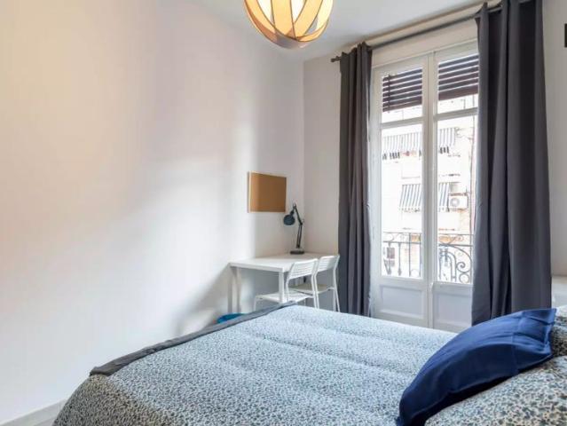 Modern room in 5 bedroom apartment in L'Eixample