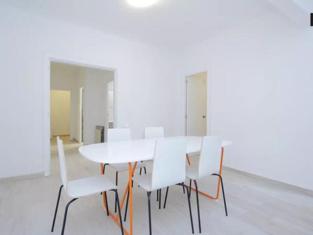 Modern room in 7 bedroom apartment, Horta Guinardó