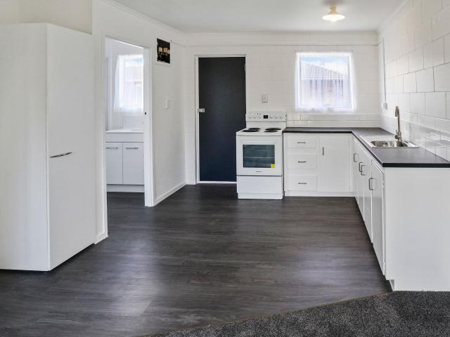 Modern renovated unit: Including water!