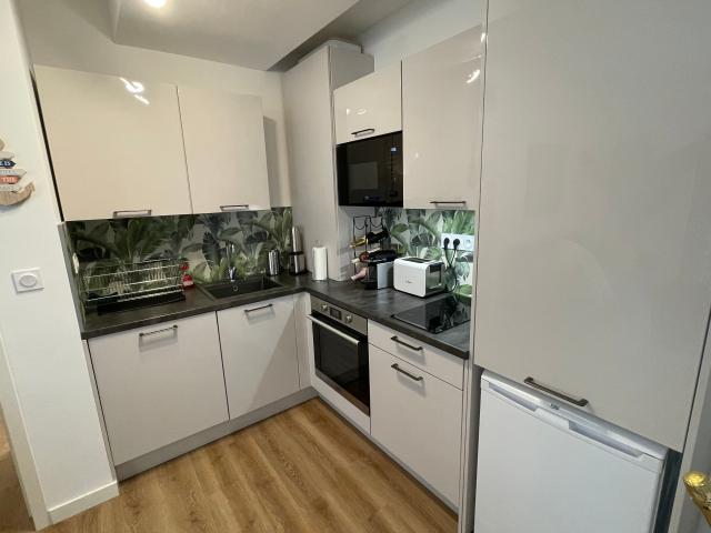 Modern, renovated 2 room flat in the city centre in a renovated city palace approx. 5 minutes to the Croisette