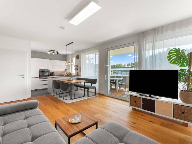 Modern wohnen mit Schlossblick – neuwertige 3 Zimmerwohnung mit Terrasse & Carport in Moosburg