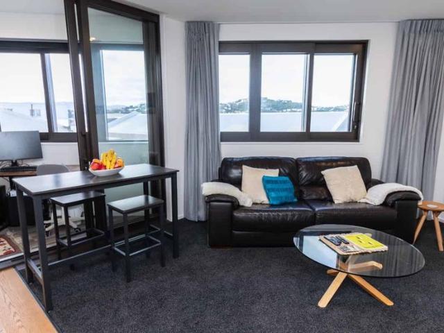 Modern, Warm 1 Bedroom Apartment + Sunroom/Office – Miramar