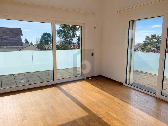 MODERN WITH LAKE VIEW